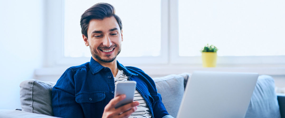 man applying for a fast cash loan online