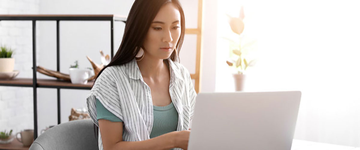 woman comparing installment loans and payday loans online