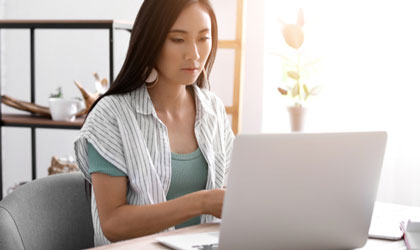woman comparing installment loans and payday loans online