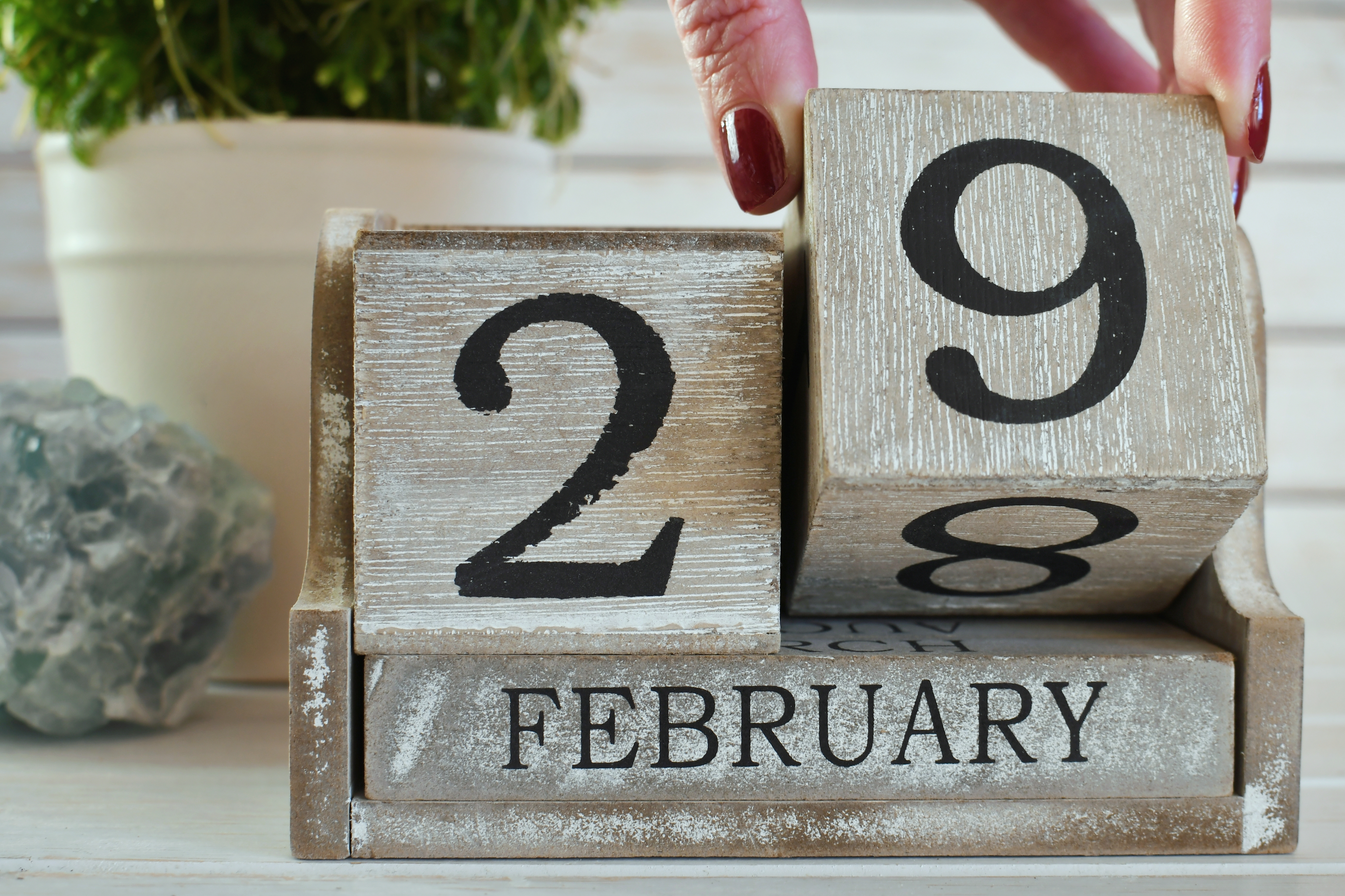 A woodblock calendar changes from February 29th to 29th