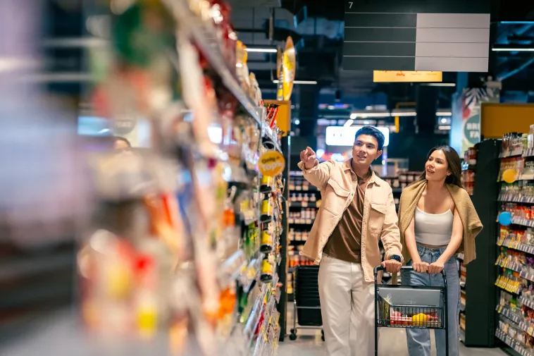 couple grocery shopping